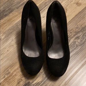 Mia round toe pumps
